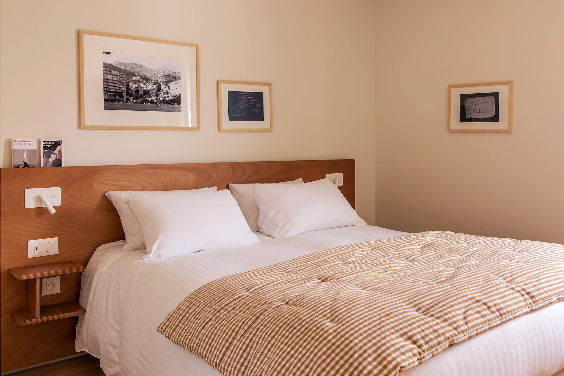 Lit 2 places et oreillers en plumes Pablo chez Alfred hôtel